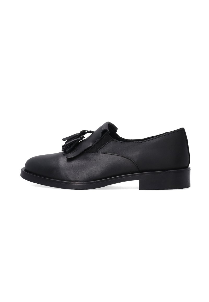 Černá kožená bota s nízkým podpatkem, hladkým povrchem, kulatou špičkou a dekoračními třásněmi na svršku. Jednoduchý a nenápadný design.