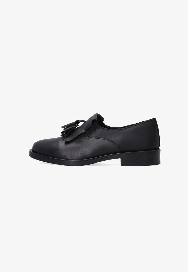 Černá kožená bota s nízkým podpatkem, hladkým povrchem, kulatou špičkou a dekoračními třásněmi na svršku. Jednoduchý a nenápadný design.