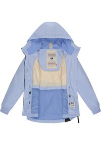 Veste imperméable bleu clair avec une capuche et une doublure intérieure crème contrastante, dotée de deux poches latérales et de détails de marque.