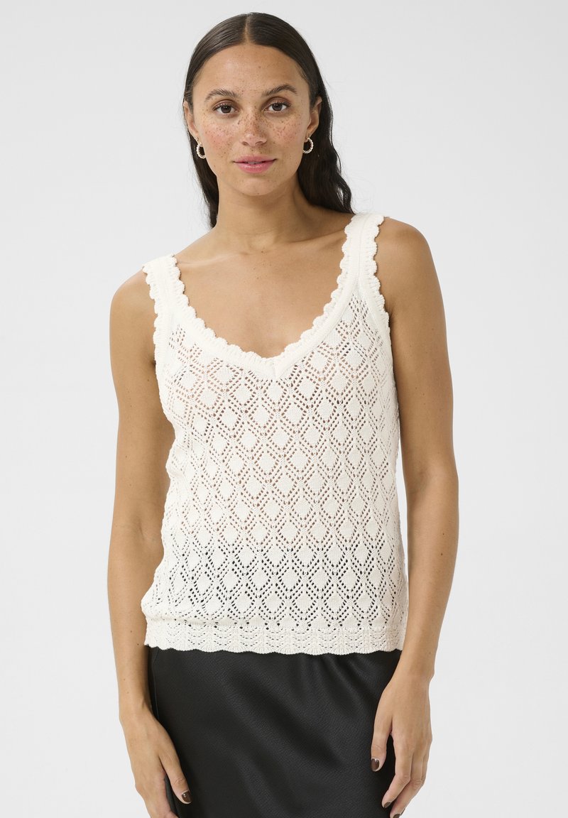 Gehaakte crèmekleurige tanktop met een V-hals en gegolfde rand. Beschikt over een diamanten patroon en een getailleerde pasvorm. Ideaal voor gelaagde stijlen.