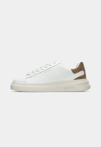 Sneaker basse blanche avec semelle beige, languette de talon marron à motif et logo "GUESS" embossé sur le côté et la semelle.