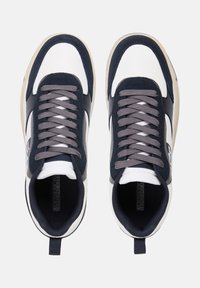 Sneaker navy e bianche con lacci grigi, caratterizzate da una tomaia in pelle liscia e un sovrapposto in suede testurizzato, punta rotonda e suola a contrasto.