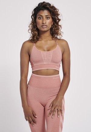 Helles pinkes Sport-Bra mit strukturiertem Design und verstellbaren Trägern, kombiniert mit hochgeschnittenen Leggings mit horizontalen Streifen.