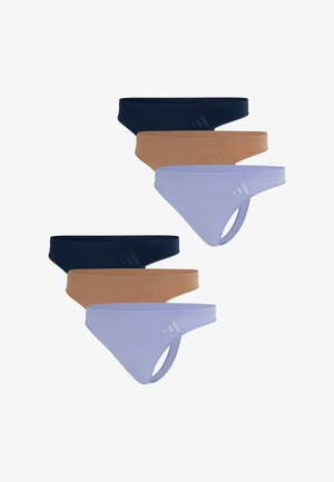 Hvid ribbet tanktop med brede stropper og et logo ved kanten, parret med lyse lilla bikiniunderbukser med logo detaljer på siden.