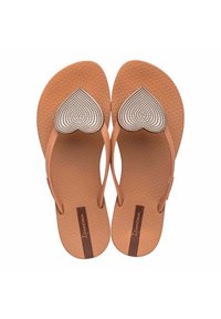 Chanclas de goma marrón con una plantilla texturizada y una correa en forma de corazón adornada con rhinestones. Logo de la marca exhibido en el lateral.