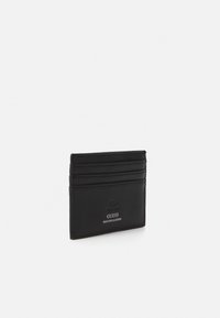 Portafoglio in pelle nera con più vani per carte, protezione RFID e logo sulla parte anteriore. Texture liscia con un design elegante.
