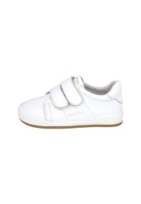 Zapato de piel blanca con dos correas de velcro, punta redonda y suela texturizada. Presenta un sutil logotipo en el lateral y un acabado suave.