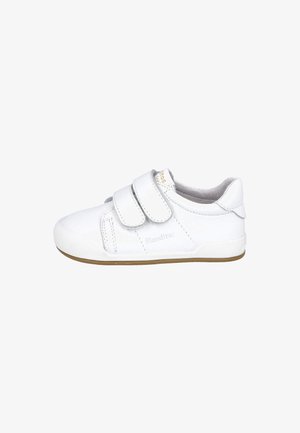 Zapato de piel blanca con dos correas de velcro, punta redonda y suela texturizada. Presenta un sutil logotipo en el lateral y un acabado suave.