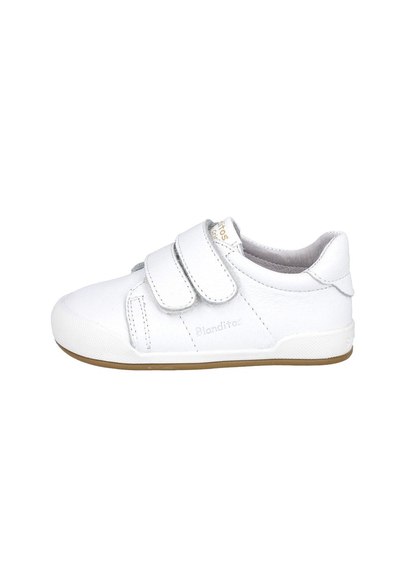 Zapato de piel blanca con dos correas de velcro, punta redonda y suela texturizada. Presenta un sutil logotipo en el lateral y un acabado suave.