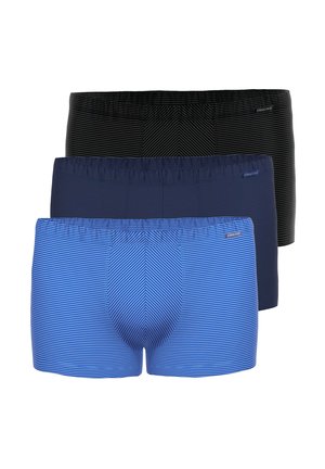 Drei Paare gestreifte Herrenboxershorts in Schwarz, Dunkelblau und Blau, übereinander gestapelt.