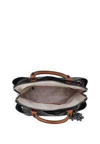 Borsa nera con manici in pelle marrone, chiusura con zip, fodera interna beige e un ciondolo decorativo sul lato. Design spazioso e strutturato.