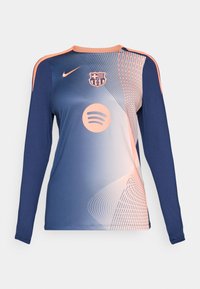 T-shirt de sport à manches longues bleu marine avec un design dégradé, des accents rose clair, le logo de Barcelone et un graphique de Spotify au centre.