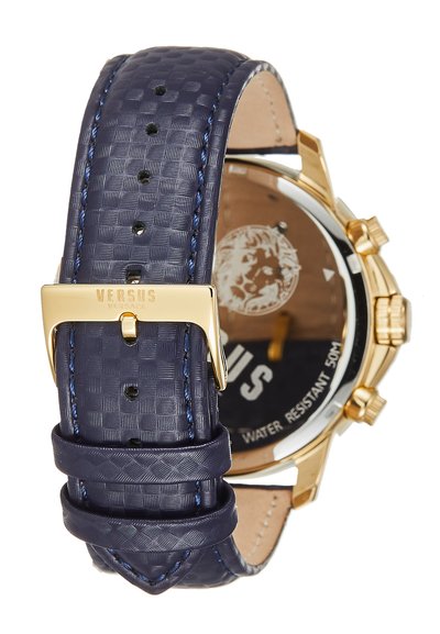 Bracelet de montre en silicone texturé bleu marine avec quincaillerie en métal doré, affichant un cadran noir et une indication claire de résistance à l'eau.
