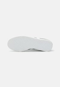 adidas Originals GAZELLE - Sportcipő - silver green/footwear white/core black