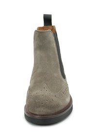 Stivaletto Chelsea in camoscio grigio con dettagli perforati, pannelli laterali elasticizzati e una resistente suola in gomma nera. Dotato di una linguetta sul retro.