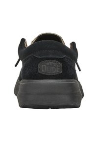 Sneaker nera in suede con finitura texturizzata, suola in gomma e branding ricamato sul tallone. Presenta linguette di tiraggio su entrambi i lati per una facile calzata.