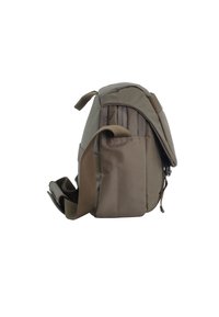 Brauner Stoff-Rucksack mit einer strukturierten Form, ausgestattet mit einem oberen Griff, verstellbarem Schulterriemen und mehreren mit Reißverschluss versehenen Fächern an der Seite.