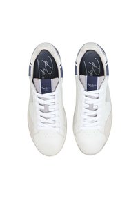 Sneaker bianchi con accenti blu navy, design con lacci, parte superiore in pelle liscia, punta perforata e suole interne imbottite. Logo del brand visibile sulla linguetta.