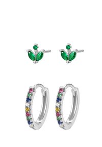 Pendientes de plata con studs de estilo esmeralda que presentan piedras verdes y acentos de aros coloridos en piedras rosas, azules y amarillas en el borde.