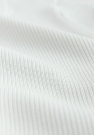 Weißer Stoff mit feiner vertikaler Rippstruktur, aus der Nähe gezeigt mit sanften Falten und Schatten, die die Oberfläche des Materials betonen.