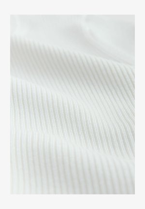 Weißer Stoff mit feiner vertikaler Rippstruktur, aus der Nähe gezeigt mit sanften Falten und Schatten, die die Oberfläche des Materials betonen.