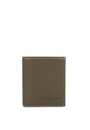 Portefeuille bifold en cuir marron avec couture visible et logo "LANCASTER PARIS" embossé sur le coin inférieur droit avant.