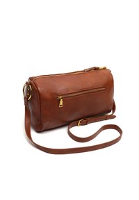 Borsa a tracolla in pelle marrone con chiusura zip, tasca frontale con zip, dettagli in oro, tracolla regolabile e una finitura liscia e testurizzata.