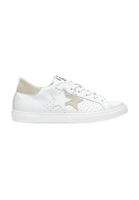 Sneaker in pelle bianca con due applicazioni a stella, una bianca e una beige. Presenta dettagli traforati e una linguetta sul tallone in suede beige. Suola in gomma.
