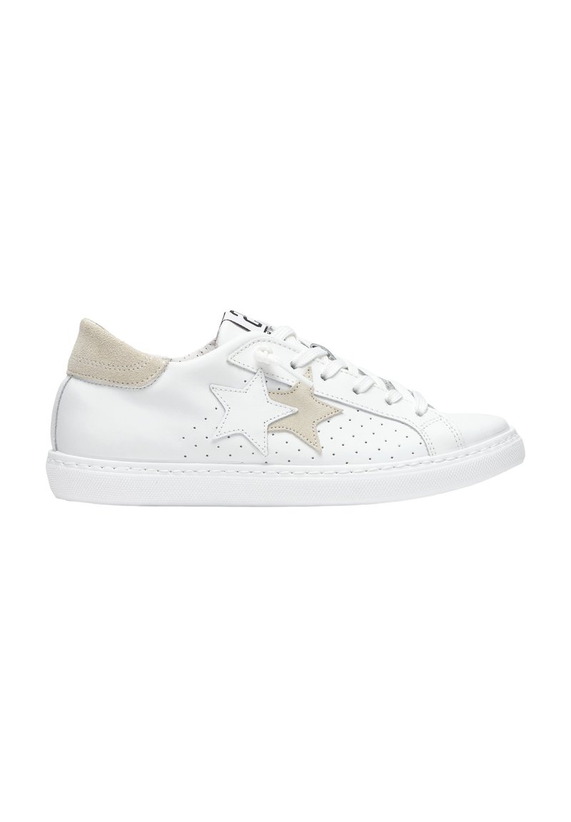 Sneaker in pelle bianca con due applicazioni a stella, una bianca e una beige. Presenta dettagli traforati e una linguetta sul tallone in suede beige. Suola in gomma.