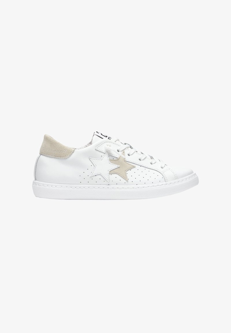 Sneaker in pelle bianca con due applicazioni a stella, una bianca e una beige. Presenta dettagli traforati e una linguetta sul tallone in suede beige. Suola in gomma.