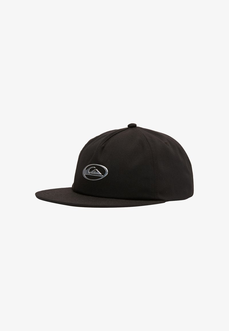 Svart baseballkeps med platt skärm, tillverkad av tyg, med en glänsande silverlogotyp på framsidan och ett rundat kronform.