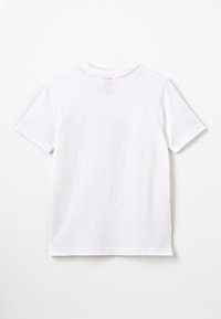 Prosty, biały t-shirt z krótkim rękawem ułożony płasko, pokazujący tył, z okrągłym dekoltem i regularnym krojem.