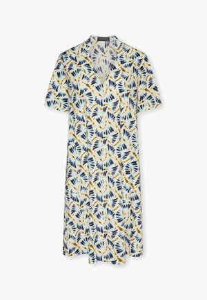 Korte mouwen, knielange jurk met V-hals, met een abstract veerachtig patroon in blauw, zwart en geel op een witte achtergrond.