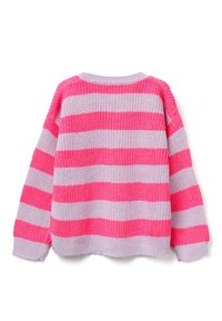 Maglione a righe in rosa e lavanda, texture lavorata a maglia, scollatura rotonda, vestibilità ampia, con maniche larghe e orlo a coste.