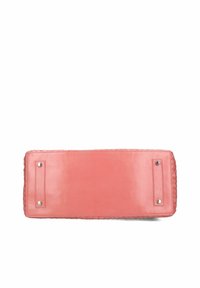 Rektangulär rosa läderväska med flätade sidodetaljer, slät yta och silvernitar som hårdvara i varje ände, sedd från botten.