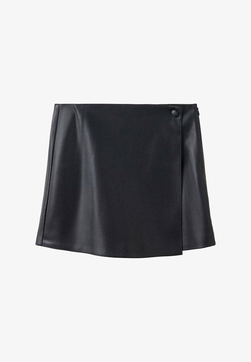 Mini-jupe noire en cuir synthétique avec un design portefeuille et un bouton-pression en haut à droite.
