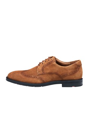Brune ruskinds brogue sko med vinge detalje, rund tå og sort gummisål. Har et klassisk snørebånd design.