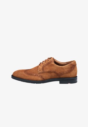 Bruine suède brogue schoenen met wingtipdetails, een ronde neus en een zwarte rubberen zool. Heeft een klassiek vetersluiting ontwerp.
