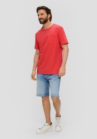 s.Oliver MIT BRUSTTASCHE - T-shirt basic - rot