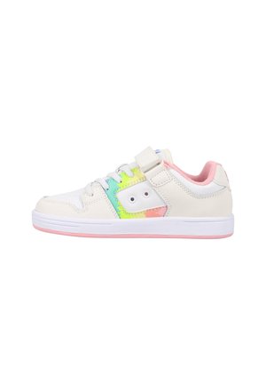Sneaker bianco con accenti colorati, caratterizzato da un pannello laterale multicolore, chiusura con lacci e una fascia in Velcro. Suola rosa e rivestimento interno.