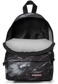 Mochila de patrón de mármol negro y gris con parte superior redondeada, cierre de cremallera y bolsillo frontal. El interior es gris y está hecho de un tejido duradero.