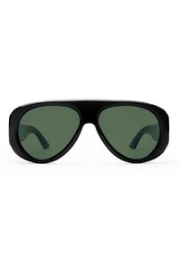Μαύρα γυαλιά ηλίου aviator με σκούρους πράσινους φακούς και φαρδύ σκελετό σε λευκό φόντο.