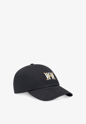 Gorra de béisbol de algodón negro con visera curva. Presenta un logotipo bordado en blanco y dorado en el frente. Correa ajustable en la parte trasera.
