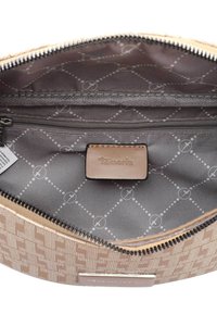 Borsa a tracolla beige con motivo, aperta per mostrare l'interno grigio foderato con motivo a diamante, tasca interna con zip e etichetta beige del marchio "Tamaris."