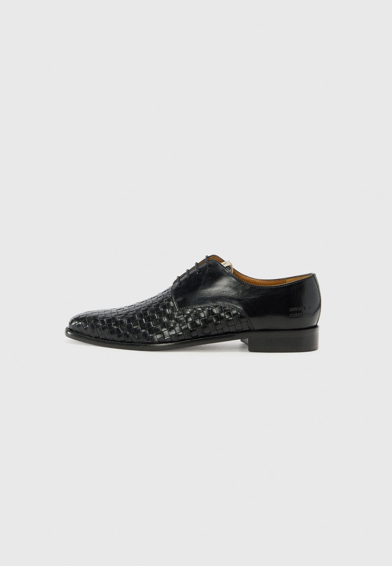 Chaussure habillée pour homme en cuir noir avec texture tissée sur le devant et les côtés, fermeture à lacets et petit talon sur fond uni.