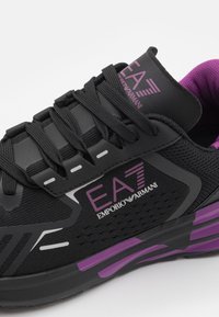 EA7 Emporio Armani CRUSHER DISTANCE UNISEX - Tossud - black/hollyhock
