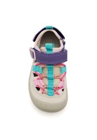 Sandalia infantil multicolor con suela beige, parte superior de malla, acentos morados, correas rosas y turquesas, y cierre ajustable de gancho y bucle.