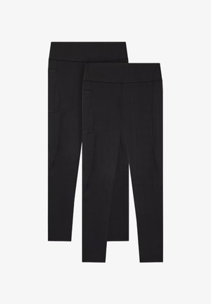 Leggings neri con un'alta vita, dotati di tasche laterali e una texture liscia. Progettati per il comfort e la flessibilità.