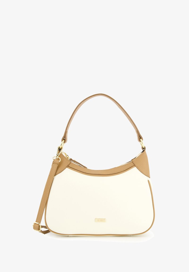 Schultertasche mit einem glatten weißen Körper, braunen Lederakzenten, goldenen Beschlägen und einem abnehmbaren Schulterriemen für vielseitige Tragoptions.