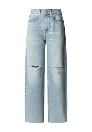 Vaqueros azules claros de talle alto con pierna ancha, desgastados con roturas en ambas rodillas, bolsillos delanteros estándar y cierre de botón.